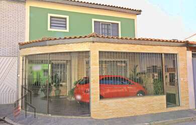 Imagem: A casa possui 4 Dormitórios, 1 Suíte, 4 Banheiros, 2 Vagas