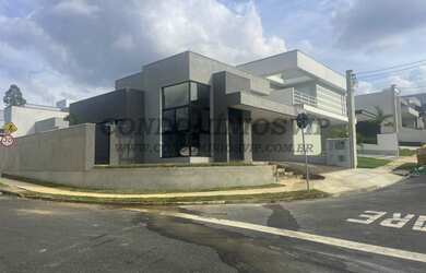 Imagem: A casa em condomínio possui 3 Dormitórios, 3 Suítes, 4 Banheiros