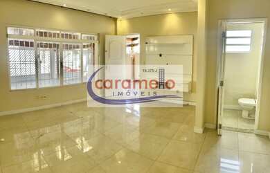 Imagem: A casa possui 4 Dormitórios, 1 Suíte, 4 Banheiros, 3 Vagas