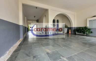 Imagem: A loja possui 5 Banheiros, 305m² de Área, 437m² de Área