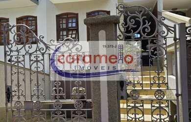 Imagem: A casa possui 3 Dormitórios, 1 Suíte, 4 Banheiros, 5 Vagas