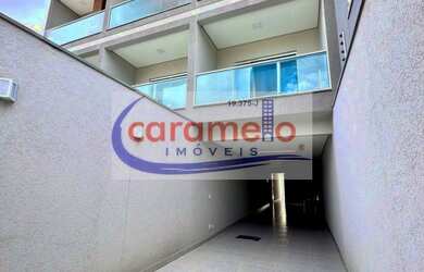 Imagem: A casa possui 3 Dormitórios, 3 Suítes, 5 Banheiros, 3 Vagas