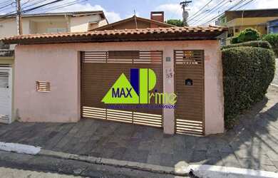 Imagem: A casa possui 3 Dormitórios, 1 Suíte, 3 Banheiros, 4 Vagas