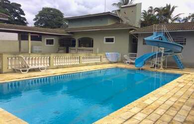 Imagem: A casa possui 4 Dormitórios, 3 Suítes, 4 Banheiros, 10 Vagas