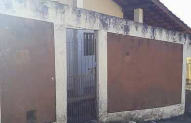 Imagem: A casa possui 2 Dormitórios, 1 Banheiro e 2 Vagas na garagem