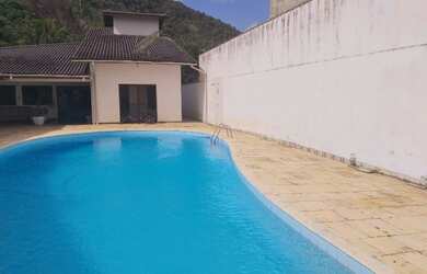 Imagem: A casa possui 4 Dormitórios, 4 Suítes, 6 Banheiros, 8 Vagas