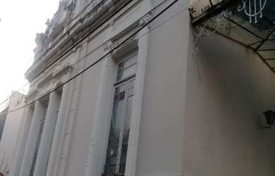 Imagem: A loja possui 5 Dormitórios, 2 Suítes, 3 Banheiros e 6 Vagas