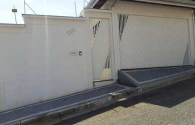 Imagem: A casa possui 3 Dormitórios, 1 Suíte, 3 Banheiros e 2 Vagas