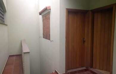 Imagem: A casa possui 4 Dormitórios, 3 Banheiros e 2 Vagas na garagem