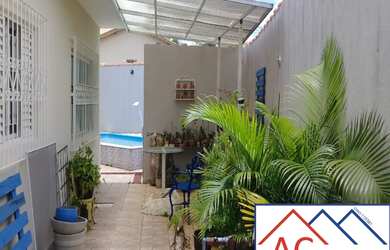 Imagem: A casa possui 3 Dormitórios, 1 Suíte, 1 Banheiro e 2 Vagas