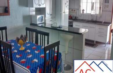 Imagem: A casa possui 3 Dormitórios, 1 Suíte, 2 Banheiros e 2 Vagas