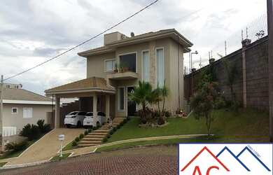 Imagem: A casa possui 3 Dormitórios, 3 Suítes, 1 Banheiro e 4 Vagas