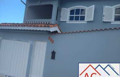 Imagem: A casa possui 4 Dormitórios, 1 Suíte, 2 Banheiros, 2 Vagas