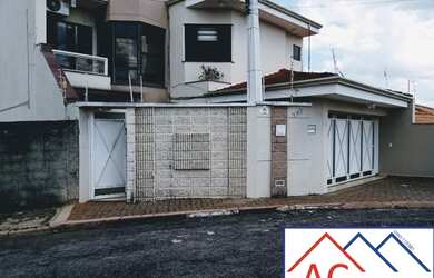 Imagem: A casa possui 3 Dormitórios, 3 Suítes, 5 Banheiros, 2 Vagas