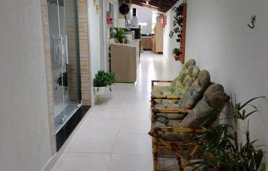 Imagem: A casa possui 2 Dormitórios, 1 Suíte, 1 Banheiro, 2 Vagas