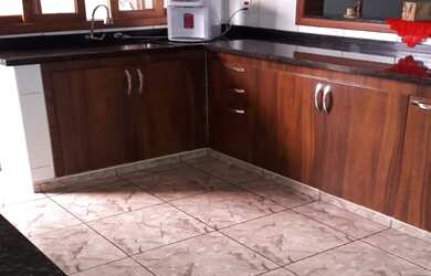 Imagem: A casa possui 4 Dormitórios, 2 Banheiros e 2 Vagas na garagem