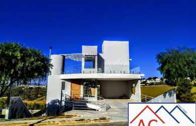 Imagem: A casa possui 3 Dormitórios, 3 Suítes, 1 Banheiro, 2 Vagas