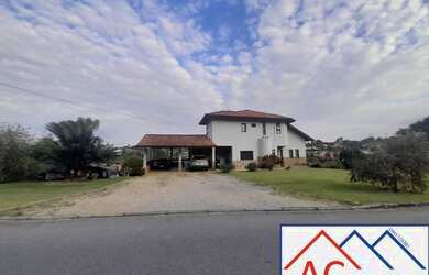 Imagem: A casa possui 3 Dormitórios, 1 Suíte, 2 Banheiros, 3 Vagas