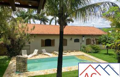 Imagem: A casa possui 4 Dormitórios, 2 Suítes, 5 Banheiros, 10 Vagas