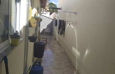 Imagem: A casa possui 2 Dormitórios, 1 Banheiro, 3 Vagas na garagem