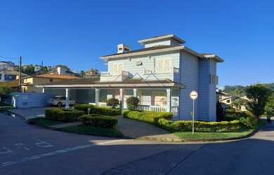 Imagem: A casa possui 4 Dormitórios, 2 Suítes, 4 Banheiros, 6 Vagas