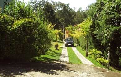 Imagem: A casa possui 4 Suítes, 5 Banheiros, 4 Vagas na garagem e 1500m²