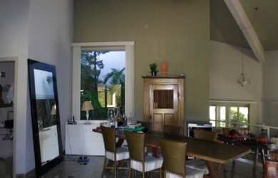 Imagem: A casa possui 5 Dormitórios, 1 Suíte, 6 Banheiros, 3 Vagas