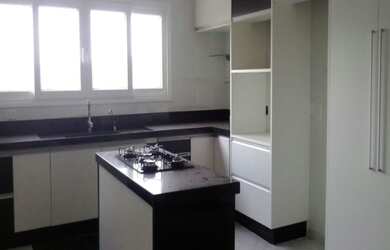 Imagem: A casa possui 1 Dormitório, 3 Suítes, 4 Banheiros, 3 Vagas