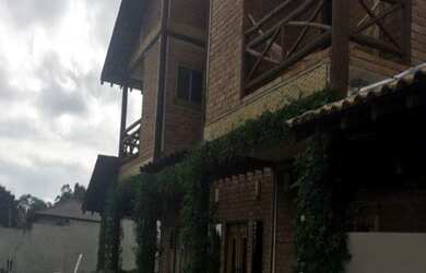 Imagem: A chácara possui 4 Dormitórios, 3 Suítes, 5 Banheiros, 4