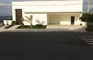 Imagem: A casa possui 4 Dormitórios, 4 Suítes, 7 Banheiros, 4 Vagas