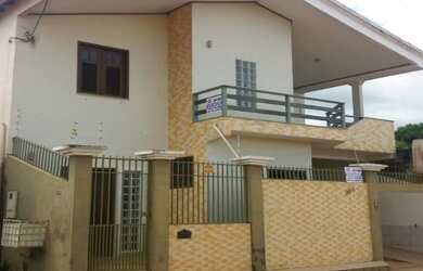 Imagem: A casa possui 5 Dormitórios, 4 Banheiros, 356m² de Área Privada