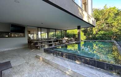 Imagem: A casa possui 9 Dormitórios, 7 Suítes, 9 Banheiros, 8 Vagas