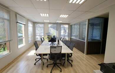 Imagem: A sala comercial possui 4 Banheiros, 4 Vagas na garagem, 160m²