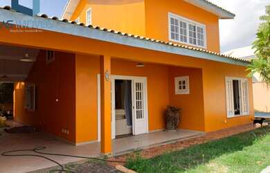 Imagem: A casa em condomínio possui 6 Dormitórios, 2 Suítes, 3 Banheiros