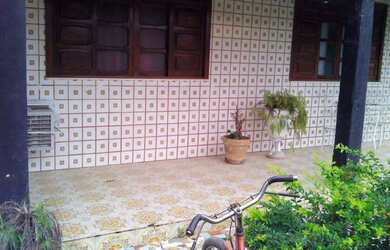 Imagem: A casa possui 3 Dormitórios, 1 Banheiro, 1 Vaga na garagem