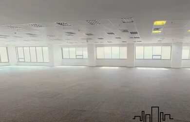 Imagem: A sala comercial possui 24 Banheiros, 92 Vagas na garagem, 4.400m²