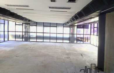 Imagem: A sala comercial possui 12 Banheiros, 15 Vagas na garagem e