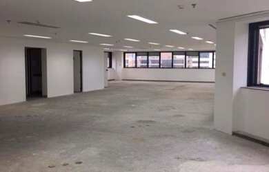 Imagem: A sala comercial possui 3 Banheiros, 5 Vagas na garagem e 215m²