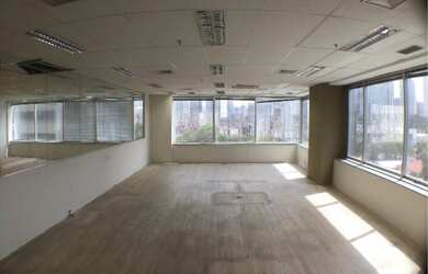 Imagem: A sala comercial possui 4 Banheiros, 12 Vagas na garagem e 530m²