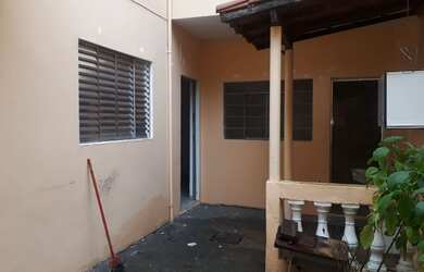 Imagem: A casa possui 2 Dormitórios, 4 Vagas na garagem, 110m² de