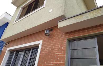 Imagem: A casa possui 4 Dormitórios, 1 Suíte, 3 Banheiros, 4 Vagas