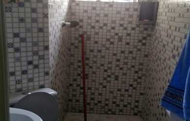 Imagem: A casa possui 3 Dormitórios, 2 Suítes, 1 Banheiro, 2 Vagas