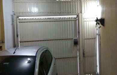 Imagem: A casa possui 3 Dormitórios, 1 Suíte, 1 Banheiro, 2 Vagas