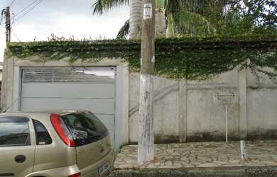 Imagem: A casa possui 3 Dormitórios, 1 Suíte, 1 Banheiro, 8 Vagas