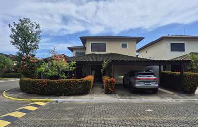 Imagem: A casa em condomínio possui 5 Dormitórios, 3 Suítes, 4 Banheiros