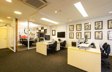 Imagem: A sala comercial possui 2 Banheiros, 2 Vagas na garagem, 80m²