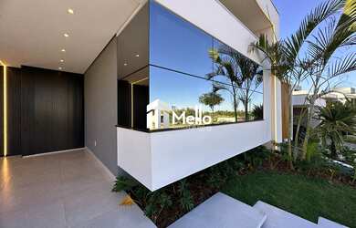 Imagem: A casa possui 3 Dormitórios, 3 Suítes, 4 Banheiros e está