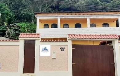 Imagem: A casa possui 3 Dormitórios, 1 Suíte, 1 Banheiro, 3 Vagas