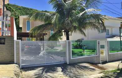 Imagem: A casa possui 3 Dormitórios, 1 Suíte, 3 Banheiros, 2 Vagas