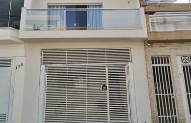 Imagem: A casa possui 3 Dormitórios, 1 Suíte, 4 Banheiros, 2 Vagas